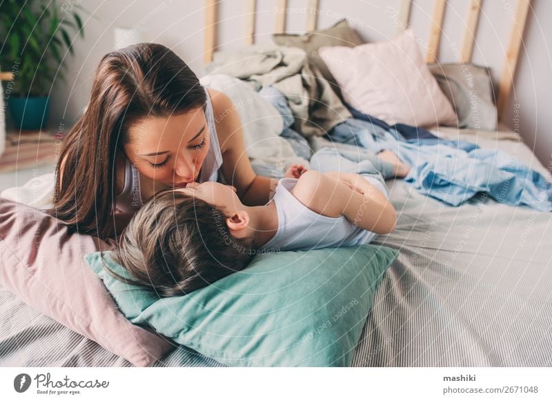 Mutter Und Kind Sohn Schlafen Zusammen Im Bett Ein Lizenzfreies Stock
