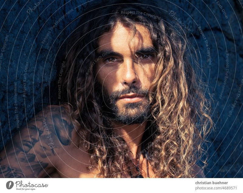 Portraits Von Einem 35 Jaehrigen Mann Mit Langen Haaren Ein