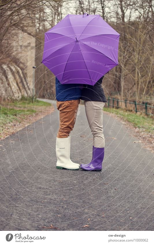 Verliebtes Paar hinter einem Regenschirm Liebe Liebespaar Sonnenschirm Gefühle Zweisam Zweisamkeit Mann Frau Partnerschaft Zusammensein Glück Verliebtheit