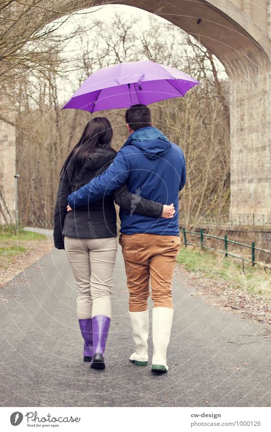 Paar spaziert mit Regenschirm verliebt die Straße entlang Ehe Ehemann Ehefrau Hochzeitstag (Jahrestag) Hochzeitszeremonie Hochzeitspaar Nähe Zärtlichkeiten