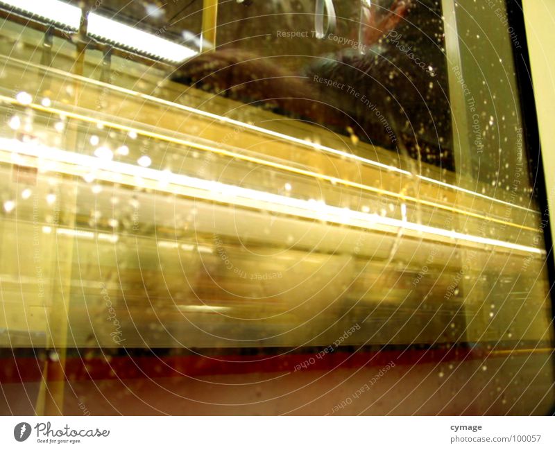 Lichtzug Streifen Zugabteil Fenster Reflexion & Spiegelung Geschwindigkeit gelb Aktion Lichtstreifen Langzeitbelichtung vorbeifahren Eisenbahn Unschärfe