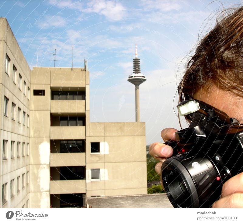 SIGHTSEEING Frau Mensch Fotograf Fotografieren Frankfurt am Main Studentenwohnheim Block Gebäude grau trist Wolken Himmel Sommer Balkon Fenster Fassade