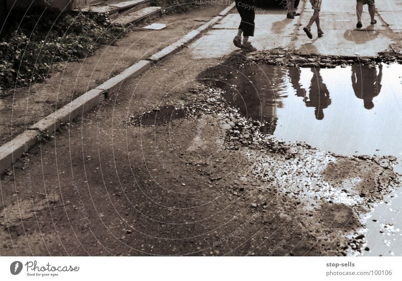 Randerscheinung Pfütze Kind Am Rand Spiegel Reflexion & Spiegelung laufen Bordsteinkante Ukraine braun Ghetto Jugendliche dreckig Wasser Randgestalt Beine