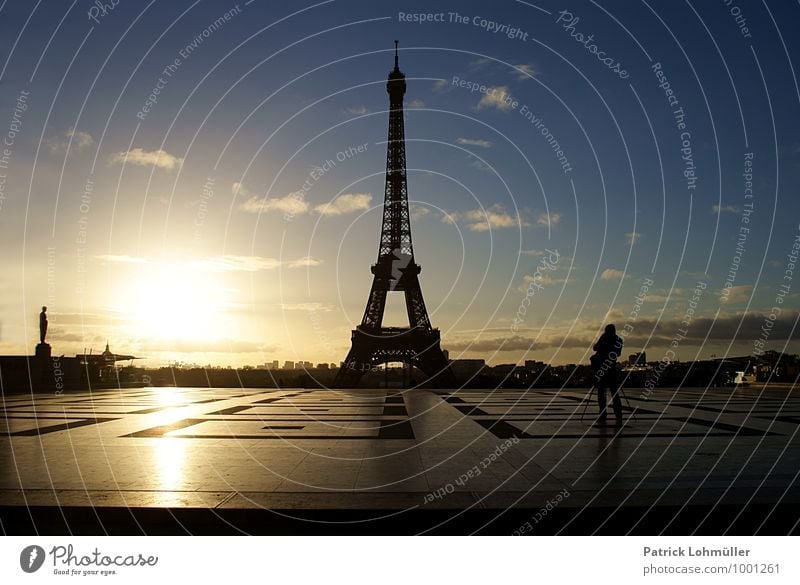 Sonnenaufgang am Eiffelturm Mensch Mann Erwachsene 1 Künstler Architektur Himmel Schönes Wetter Paris Frankreich Europa Hauptstadt Stadtzentrum Platz