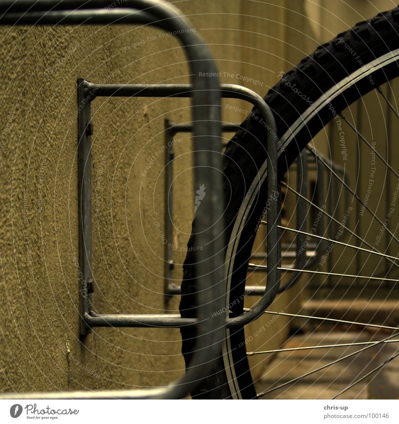 Fahrradständer Felge Mountainbike Stab Metallstange Halterung Speichen Wand Schraube verbinden schließen geschlossen Silhouette Spielen Verkehr BMX Bremse