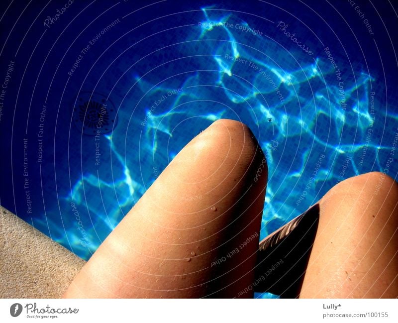 Das Leben einfach mal baumeln lassen... Schwimmbad Sommer braun Sonnenstrahlen Wasser Beine blau Haut Boden Bodenbelag Reflexion & Spiegelung Schwimmen & Baden