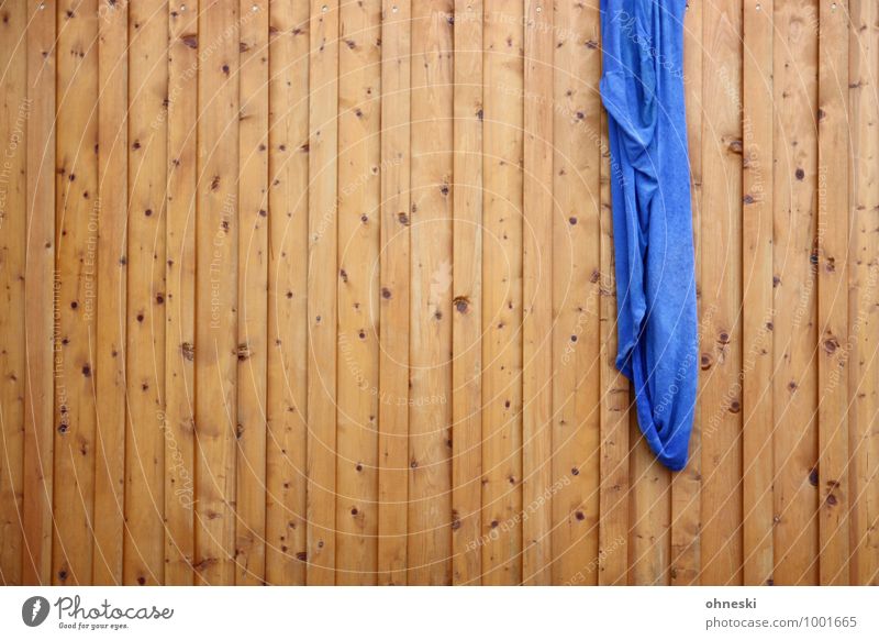 Abhängen Fassade Garten Zaun Bettlaken Bretterzaun Holzbrett blau Wäsche Wäsche waschen Farbfoto Außenaufnahme abstrakt Muster Strukturen & Formen