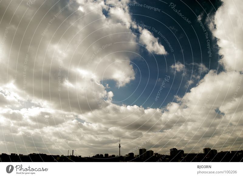 Am 7ten Tag Warschauer Straße Baustelle Wolken Aussicht Stadt Weitwinkel weiß Haus Architektur Himmel Berlin Sand Kontrast urbanes motiv städtisches motiv