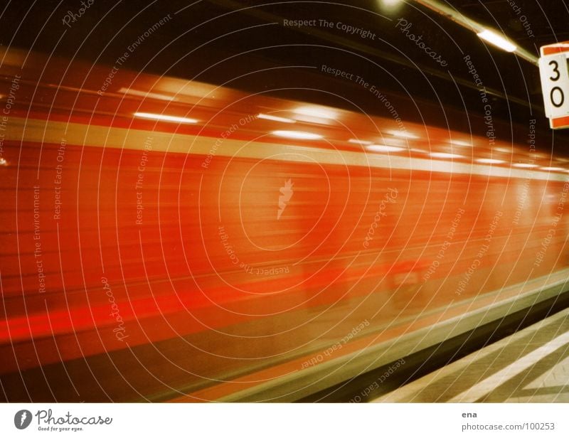 durchzug S-Bahn Eisenbahn Tunnel rot-schwarz glänzend Streifen Licht Reflexion & Spiegelung Bahnsteig Durchgang Geschwindigkeit Windzug aufregend Schlauch