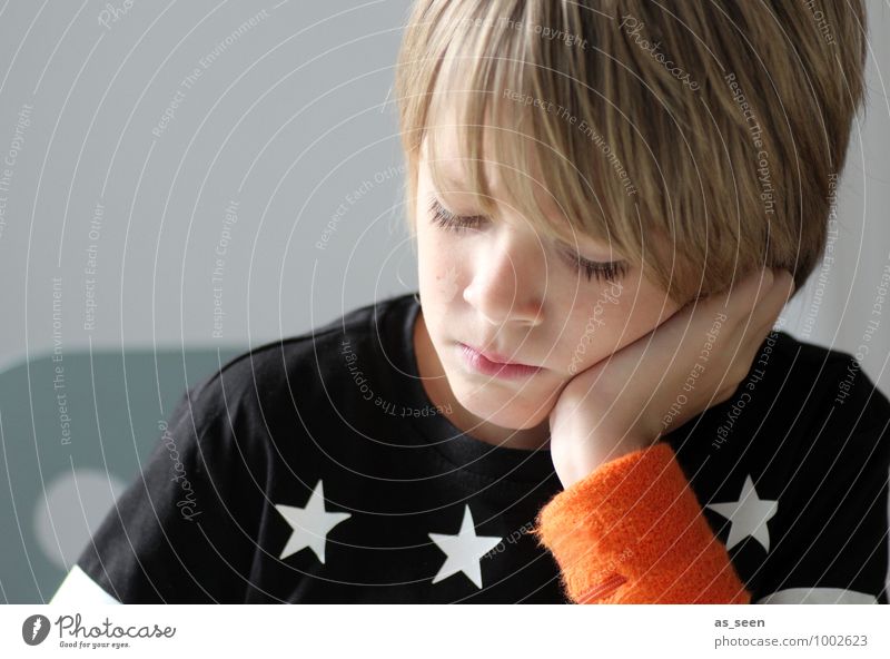 Noch mal überlegen ... Junge Kindheit Leben 1 Mensch 8-13 Jahre lesen Mode T-Shirt Schweißband blond Stern (Symbol) machen schreiben träumen authentisch trendy