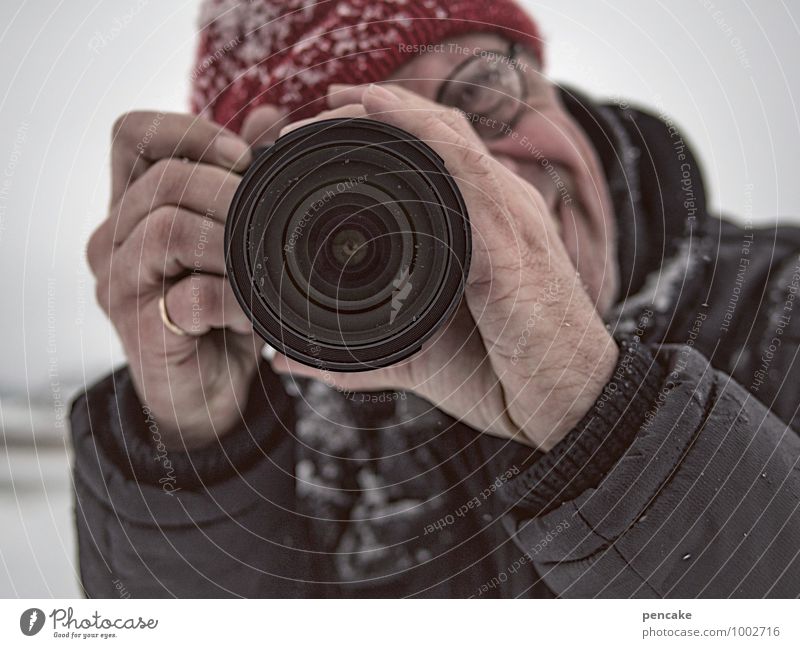 Rotkäppchen Mensch maskulin Gesicht Auge Hand 1 Winter Schnee Blick Freude Fröhlichkeit Mütze Fotokamera Objektiv Ring Brillenträger Reporter Paparazzo Fotograf