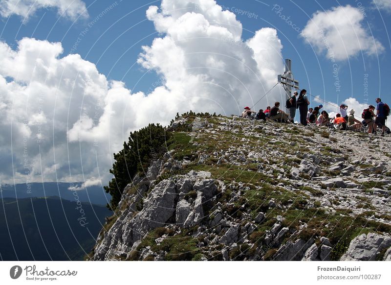 Preiner Wand No. 1 Bundesland Niederösterreich Wolken grau steinig Gras Gipfel Gipfelkreuz wandern Bergsteiger Bergsteigen Pause ruhig durchdrehen