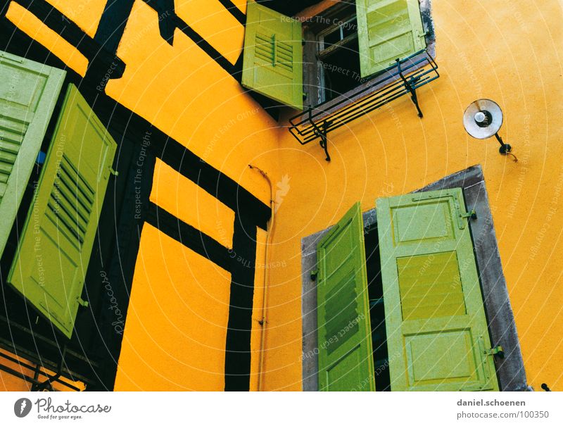 gelb-grün maigrün mehrfarbig Fenster Fensterladen Lampe Fachwerkfassade Frankreich Elsass Fassade schließen aufmachen Detailaufnahme orange Farbe