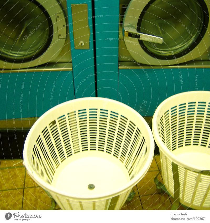 WASCHTAG Waschmaschine zyan Maschine rein weiß Bekleidung Waschmittel Ordnung Sauberkeit Wäschekorb offen retro Stil Waschsalon Langeweile Entertainment schön