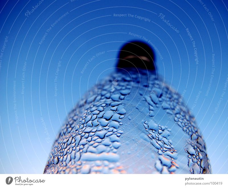 PET Romantik hell-blau Wassertropfen Sommer Physik Erfrischung Ernährung Flasche Statue Himmel Gully Wärme D80