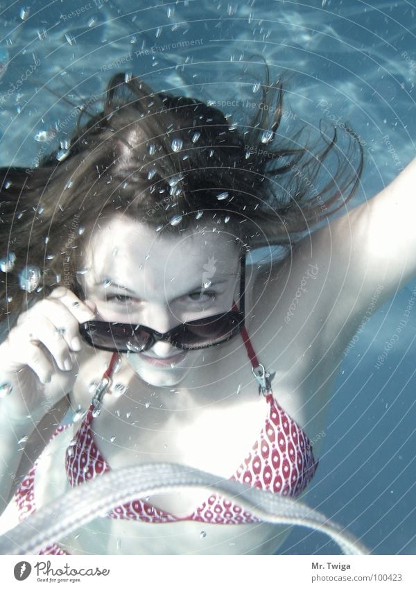 sonnenanbeterin tauchen Sommer Freibad Bad Sonnenbrille Brille Bikini Luftblase Wasser luft anhalten Blick Schwimmen & Baden