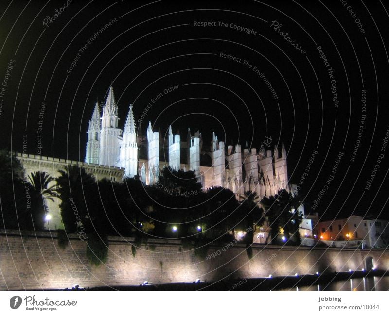 Silhouette der Kathedrale Mallorca Palma de Mallorca Nachtaufnahme Beleuchtung Bauwerk Ambiente Langzeitbelichtung Spanien Gebäude Licht Europa