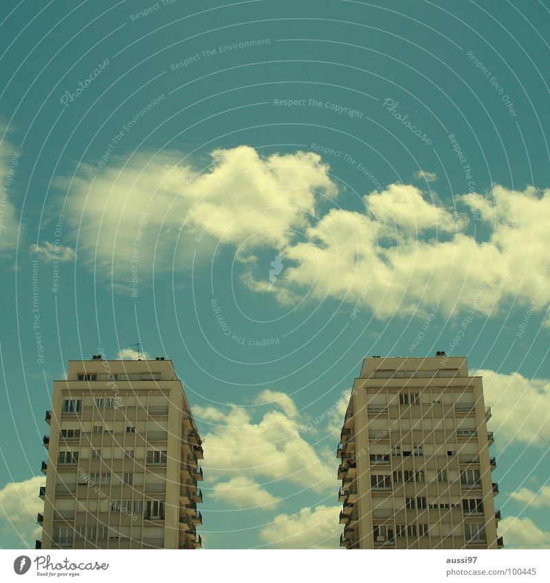 Die zwei Türme Haus Stadt Hochhaus Straßenschlucht Fenster Fensterfront Wolkenformation Farbfehler