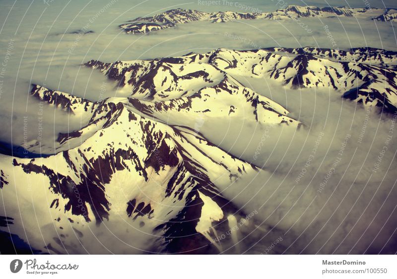 Wolkenfjord Akureyri Island schlechtes Wetter Wolkendecke herausragen durchdringen Flugzeug Vogelperspektive fliegen Sonnenlicht Licht Gletscher Winter