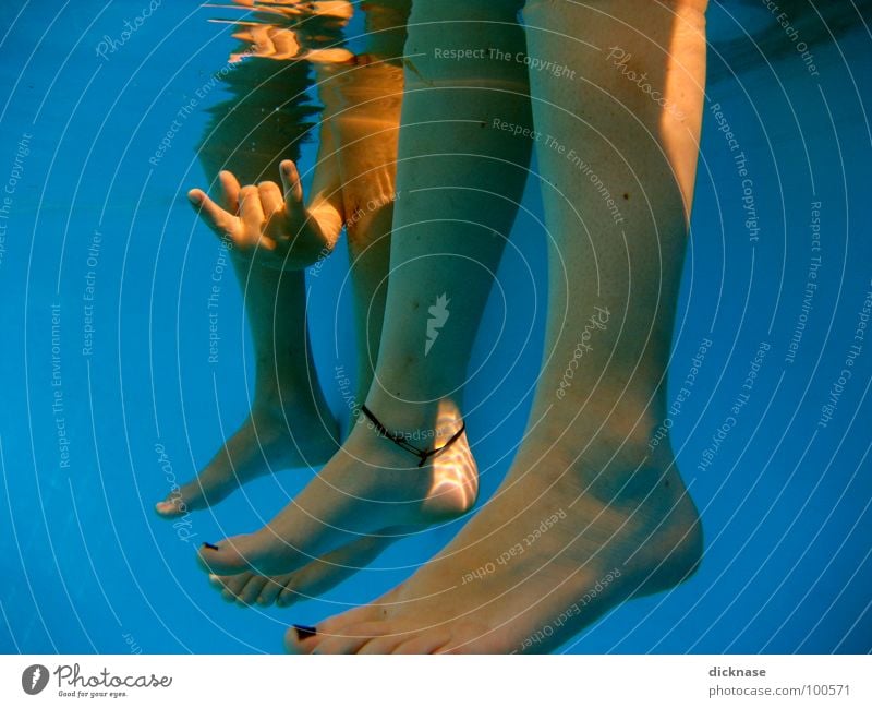Hang Loose Dude! Schwimmbad Fußkette Hand Erholung tauchen Sommer Physik heiß gestikulieren Beine Wasser Badesaison chillax girl & boy siegfried & roy