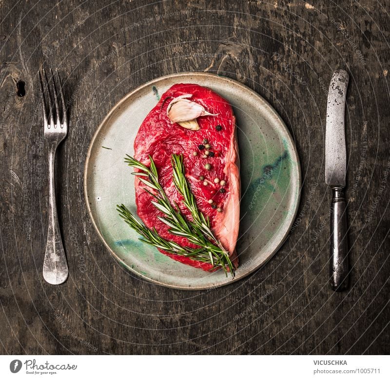 Roastbeef Steak roh auf dem Teller mit Besteck Lebensmittel Fleisch Kräuter & Gewürze Ernährung Mittagessen Abendessen Festessen Bioprodukte Diät Geschirr