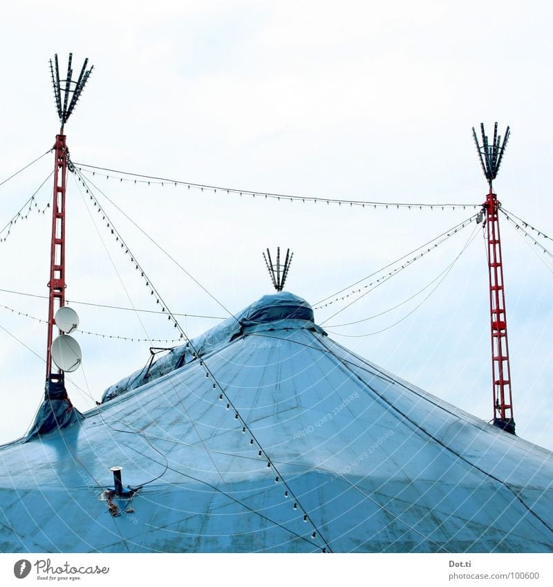 Chapiteau Freude Entertainment Zirkus Veranstaltung Show Dach Satellitenantenne Spitze blau rot Symmetrie Zirkuszelt Zeltplane azurblau Naht Fernsehempfang