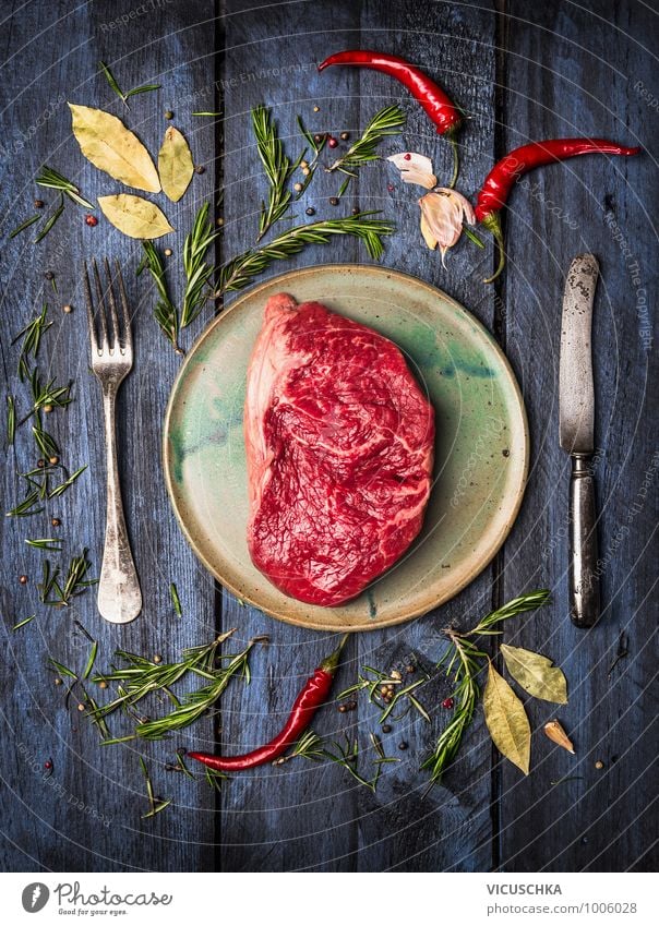 Roastbeef Steak auf dem Teller mit Messer, Gabel und Gewürzen Lebensmittel Fleisch Kräuter & Gewürze Öl Ernährung Mittagessen Abendessen Bioprodukte Diät