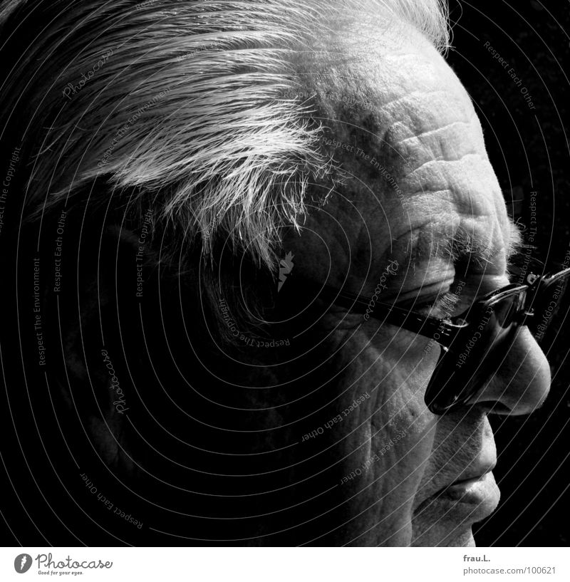 Vater Mann Senior Weisheit skeptisch Konzentration Porträt Silhouette Kraft Großvater alt ärgerlich maskulin Brille Physik beobachten weißes Haar hören