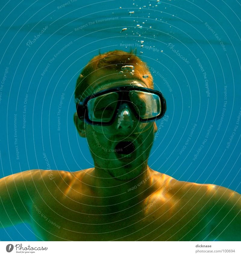 Der Mann mit der Maske Taucherbrille Schwimmbad tauchen Sommer heiß Physik Luftblase Mund Sport Spielen Tauchermaske Unterwasseraufnahme Wärme UnderwaterLove