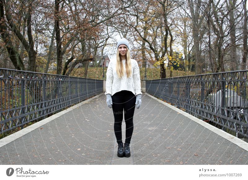 Cozy Winter Mensch feminin Junge Frau Jugendliche Erwachsene Körper 1 18-30 Jahre Mode Bekleidung Pullover Accessoire Schuhe blond braun grau schwarz Brücke