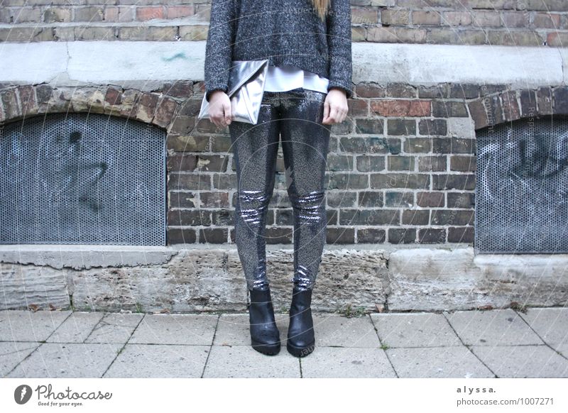 Glitter Mensch feminin Frau Erwachsene Körper Beine Fuß 1 18-30 Jahre Jugendliche Haus grau silber weiß glänzend Mode fashion Gedeckte Farben Außenaufnahme Tag