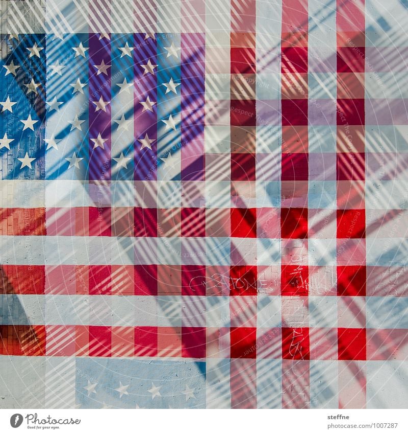 America deconstructed Zeichen blau rot USA Stars and Stripes Fahne Doppelbelichtung Amerika kariert Farbfoto mehrfarbig Experiment abstrakt Textfreiraum unten