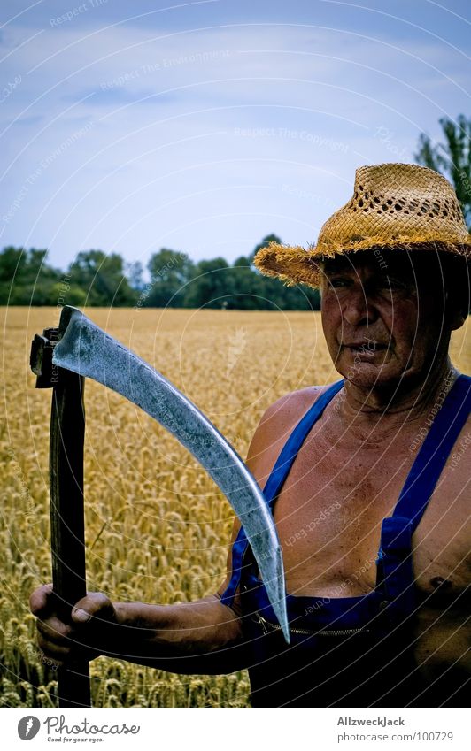 Grandpa Grim Reaper Sensenmann Feld Landwirtschaft Großvater Mann braun Sonnenbad Leder Scharfrichter Abschlag Weizen Latzhose alt Strohhut Handwerk Senior