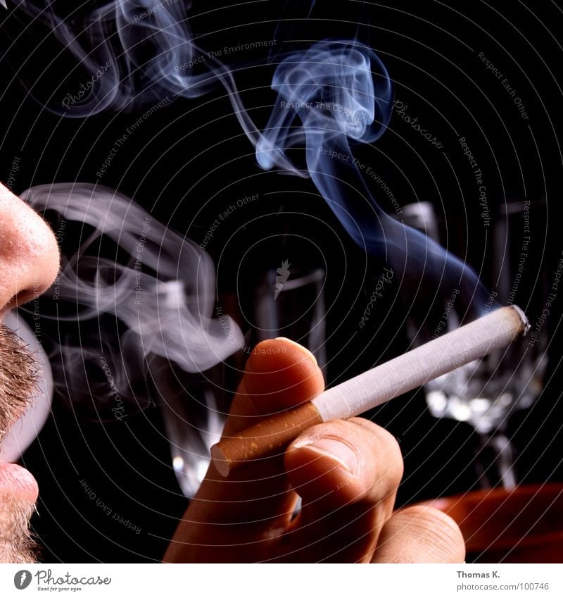 Last but not Least. Zigarette Hand Krankheit Licht Tabakwaren Lungenerkrankung pulmonal schwarz Krebs Rauch Gesicht Schwarzweißfoto genießen inhalieren
