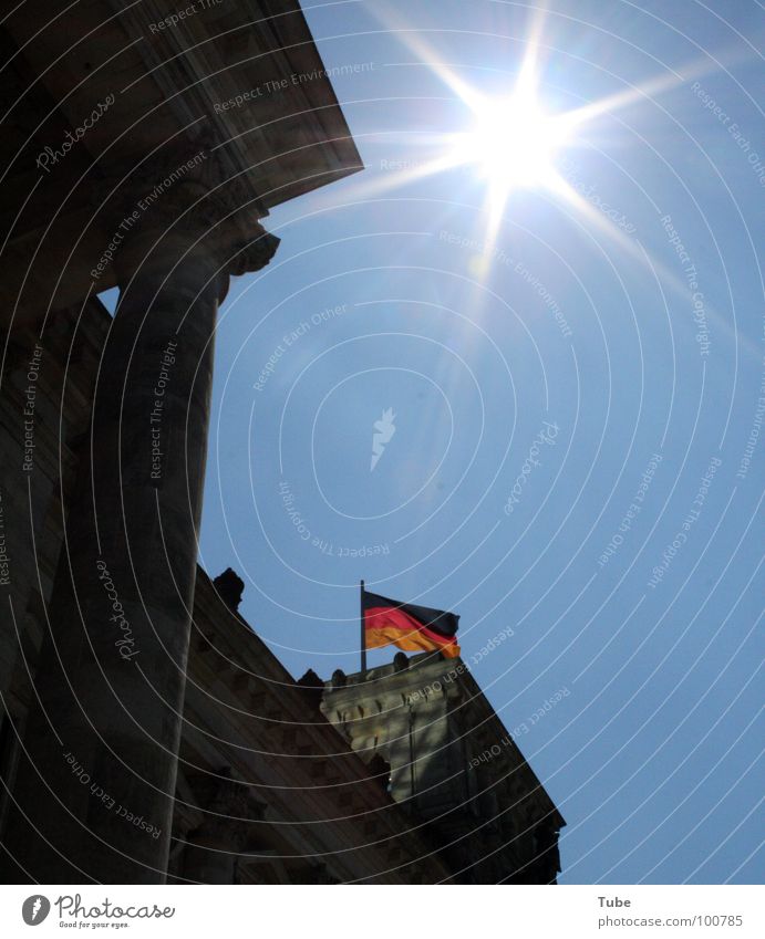 Sommerpausenloch Gebäude grau Regierung Legislative Deutschland Deutscher Bundestag Wolken weiß klein Fahne schwarz rot Deutsche Flagge Regierungssitz Gemäuer