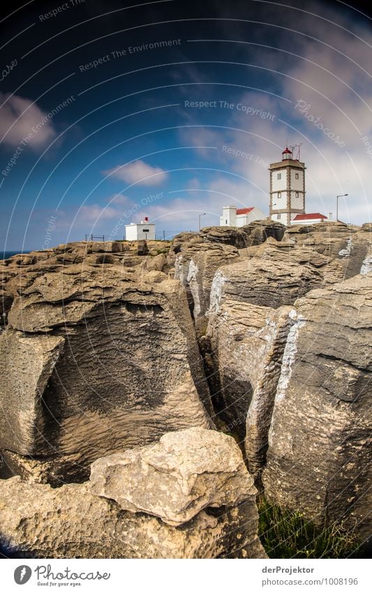 Leuchtturm bei Cabo Carvoeiro mit zerklüfteten Felsen Ferien & Urlaub & Reisen Tourismus Ausflug Ferne Freiheit Sommerurlaub Meer Umwelt Natur Landschaft
