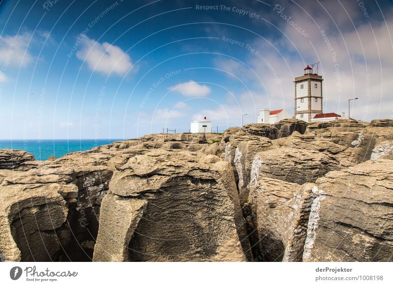 Leuchtturm bei Cabo Carvoeiro mit Felsen Ferien & Urlaub & Reisen Tourismus Ausflug Abenteuer Ferne Freiheit Sommerurlaub Umwelt Natur Landschaft Pflanze Wolken