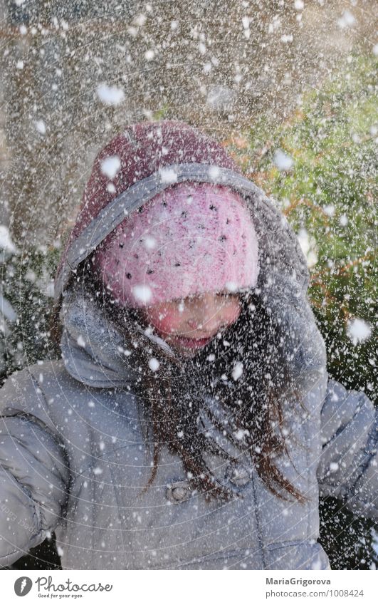 Schnee Winter Winterurlaub Mensch Kind Mädchen Kopf 1 3-8 Jahre Kindheit Natur Landschaft Garten Jacke Stoff Hut Gefühle Freude Fröhlichkeit Euphorie Coolness