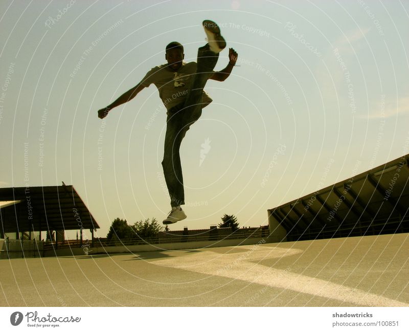 Movimento springen Fußtritt Capoeira Brasilien Sport Kampfsport beweglich Karate Schuhe Mann Parkhaus Dach Örtlichkeit beige Spielen Bewegung Tanzen Himmel