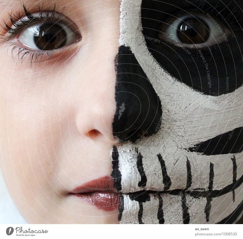 Dead or alive Karneval Halloween Kindererziehung feminin Mädchen Kindheit Leben Gesicht Auge 1 Mensch 8-13 Jahre Theaterschauspiel Schauspieler Skelett Tod