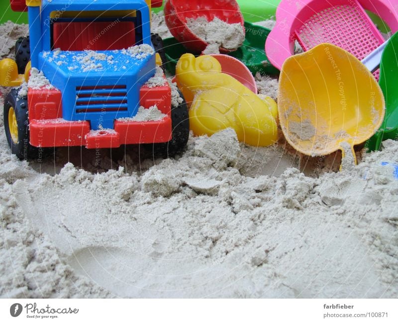 Ausgespielt Spielen Sommer Sommerurlaub Kindergarten Baustelle Kindheit Sand PKW Lastwagen Kunststoff bauen blau mehrfarbig gelb rot stagnierend Sandkasten