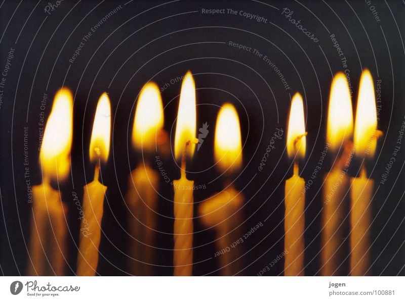 Lichter Kerze schwarz gelb Makroaufnahme Tiefenschärfe Unschärfe blasen Wunsch Hoffnung Beleuchtung Kerzenschein brennen anzünden Happy Birthday Glückwünsche