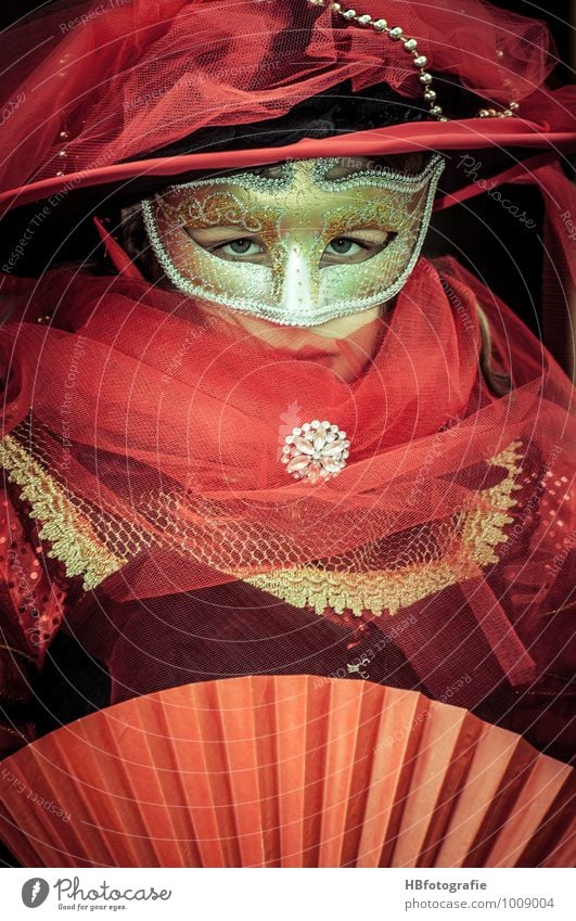 Carnevale Karneval Mensch feminin Junge Frau Jugendliche Kopf 1 Maske schön rot Romantik Venedig geheimnisvoll Tüll Farbfoto Außenaufnahme Tag