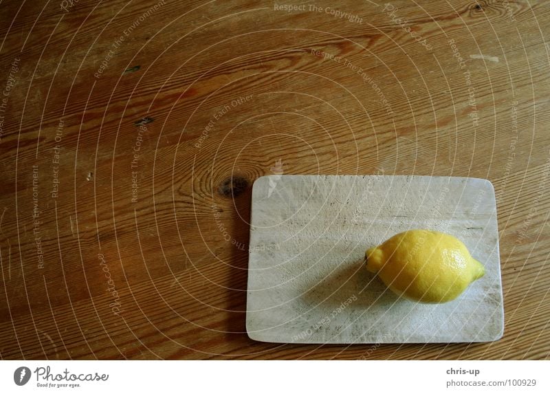 Sauer macht lustig 3 Zitrone zitronengelb Vitamin C Gesundheit braun Tisch Holz Zitronensaft Fruchtfleisch Zitrusfrüchte Saft Ernährung Erfrischung