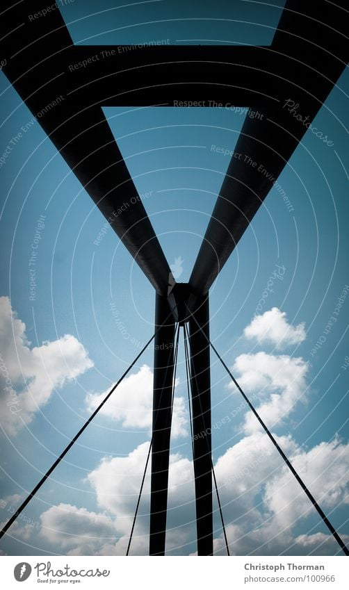 Eine Brücke schlagen Stahl Stahlträger Träger Säule Brückenpfeiler Himmel Wolken zyan schwarz robust bewegungslos Verbindung verbinden hängen Berghang