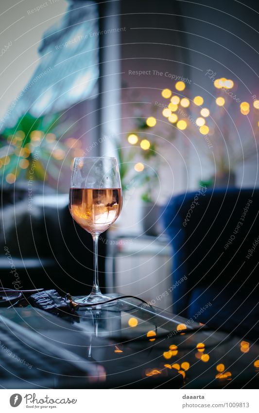 verregneter Nachmittag Getränk Alkohol Wein Sekt Prosecco Glas Lifestyle elegant Stil Design Freude Leben Freizeit & Hobby Spielen Abenteuer Häusliches Leben