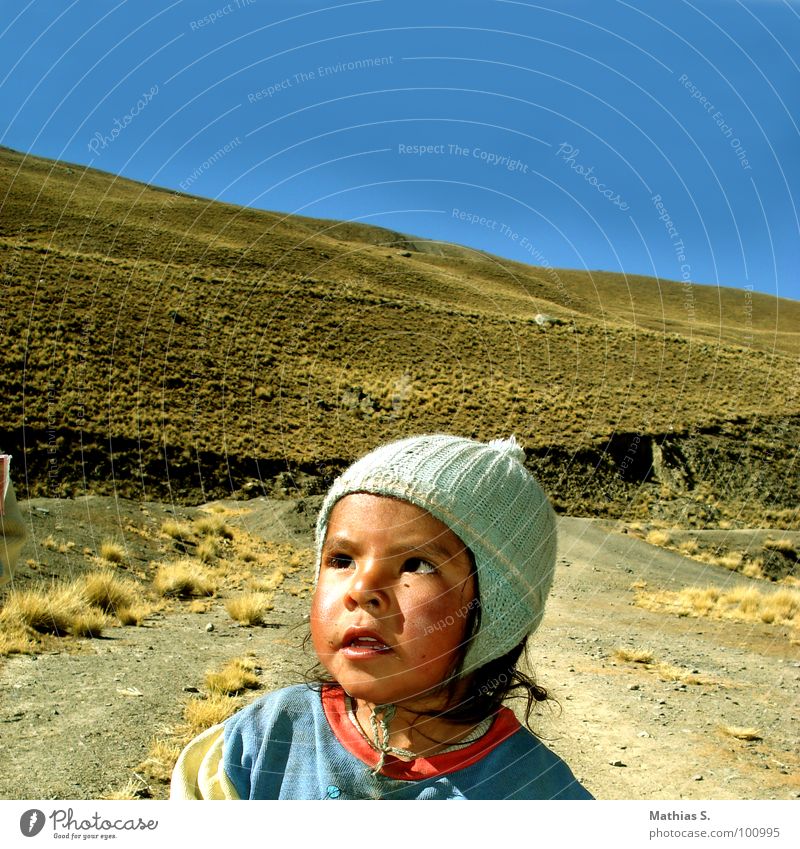 Bolivien Kind Mädchen Mütze kalt dreckig Trauer Südamerika klein Quadrat süß Mut mädchenhaft Dritte Welt Entwicklung Wachstum Desaster Arme Straße Glück