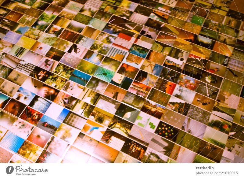Fotos auf dem Boden album Detailaufnahme Bildausschnitt Auswahl Fotografie Kunstgalerie Menschenmenge viele liegen Redaktion Museum Farbe mehrfarbig