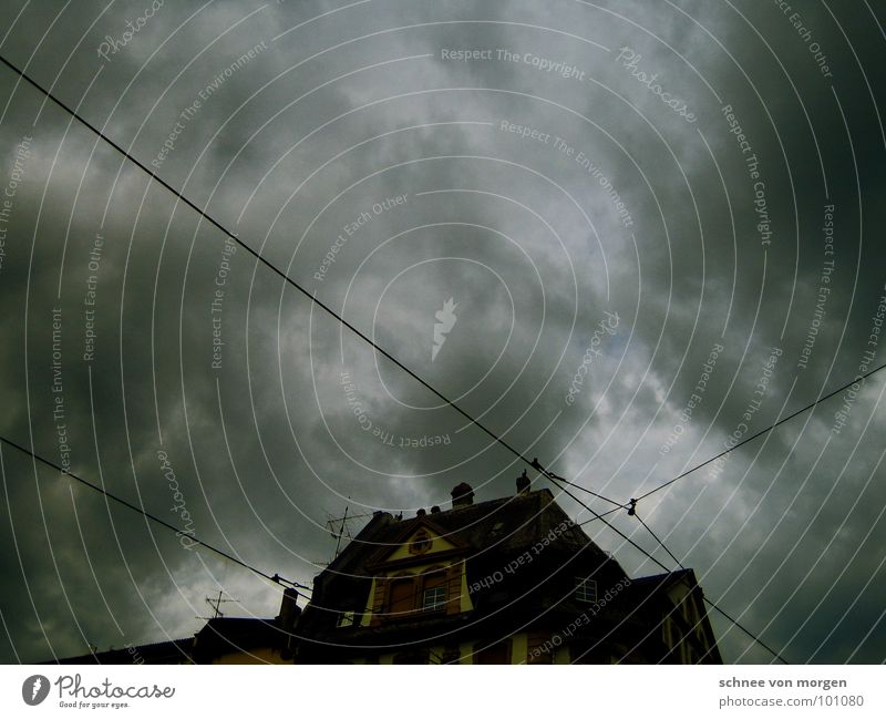 wenig erhellend. Wolken Haus Straßenbahn schlechtes Wetter kalt Herbst Himmel Regen