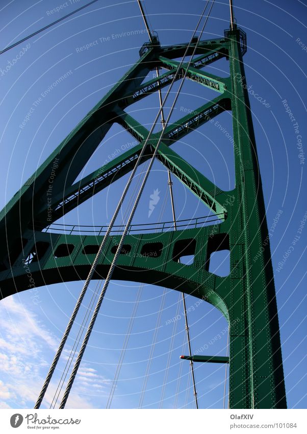 Landflucht grün Fluchtlinie Konstruktion Stahl Brücke Farbe Himmel blau Metall Seil Stahlkabel Pylon Stahlkonstruktion vertikal aufwärts himmelwärts